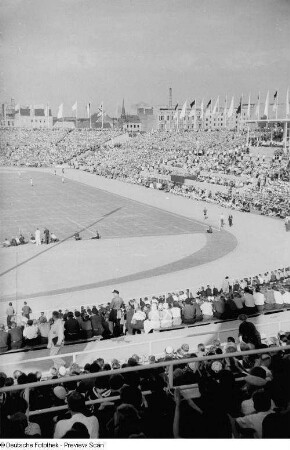 Blick auf das Spielfeld und die Zuschauertribünen des Walter-Ulbricht-Stadions während eines Fußballspiels