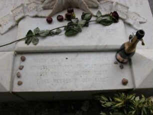 Inschrift auf Heinrich Heines Grab, leere Sektflasche, Rose von Besuchern, Friedhof Montmartre