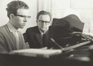 Fritz Geißler (1921-1984; Komponist) mit einem Schüler am Flügel. Fotografie von Evelyn Richter, Leipzig, 1968