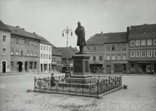 Radeberg, Marktplatz mit Denkmal für König Albert von Sachsen