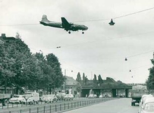 S-Bahnhof Tempelhof. Verkehrsmaschine setzt zur Landung an