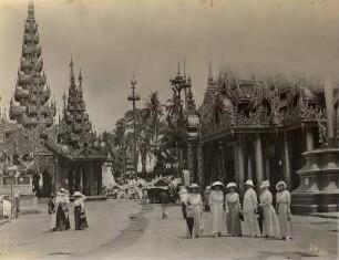 Rangun, Birma. Touristen posieren vor der Shwedagon-Pagode