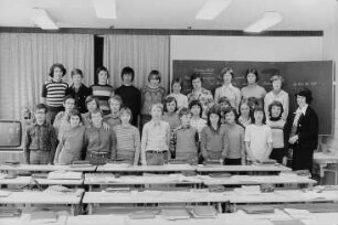 Lehrerin H. R. (Artur-Becker-Oberschule ?) mit einer Schulklasse
