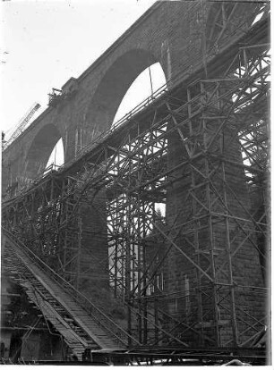 Fertig gestellte Bögen des neuen Viaduktes und Fahrgerüst