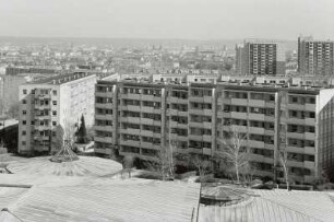 Erlebnisbad ELBAMARE : Blick aus dem 8. Obergeschoß des Seniorenheims der Volkssolidarität Dresden e. V., Altgorbitzer Ring 58 , über die Dächer des Erlebnisbades ELBAMARE und das Wohngebiet