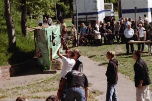 Kindervogelschießen: Schütze, dahinter Publikum
