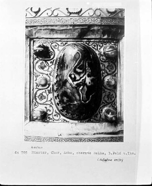 Evangelienkanzel Heinrichs II. in geschlossenem Zustand mit Treppenrampe — Ambo Heinrichs II. in geöffnetem Zustand — Achatschüssel?