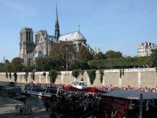 Kirche Notre Dame von der Ostseite mit Seine-Kaimauer und Ausflugsschiffen