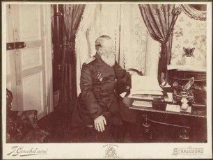 Großherzog Friedrich I., am Schreibtisch sitzend.