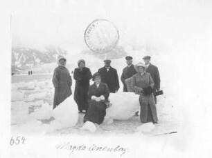 Nordlandreisen. Norwegen. Spitzbergen. Touristen beim Landgang im Magdalenenfjord