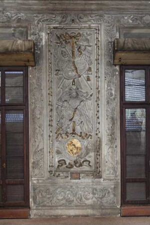 Stuckdekorationen mit Putti, Trophäen und Medaillons — Stuckfeld mit Trophäen und Medaillon