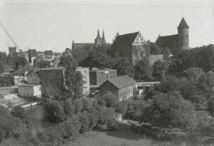 Stadtansicht mit Jakobikirche und Burg (1353 im Bau)