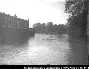 Hochwasser in Wolfenbüttel (Juli 1898) Enthält: Wasserfläche vor einer Gebäudefront (Artilleriekaserne Lindener Straße)