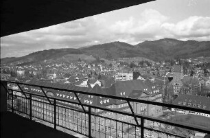 Freiburg i. Br.: Blick von der Terrasse des Physikalischen Institutes auf das Herderhaus