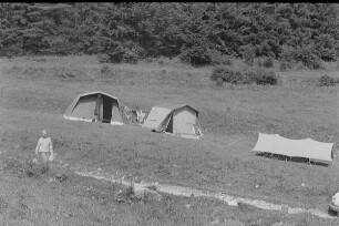 Čičmany. Akt-Pleinair 1980. Blick über Zelte (im Vordergrund der Fotograf Günter Rössler)