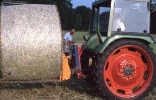 Fotografie: Erntetechnik, Ballenpresse, Rundballenpresse, Heuernte, Wiegetechnik, Wiegerahmen