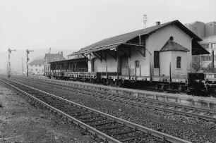 Bahnhof und Güterschuppen (Massivbau); Glauburg, Bahnhofstraße 51, Bahnhofstraße