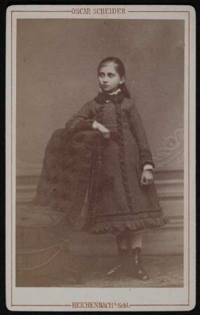Mädchenporträt Ida Bienert, geb. Suckert (1870-1965), ab 1888 Gemahlin von Erwin Bienert (1859-1930). Fotografie (Carte de visite) von Oscar Scheider, Reichenbach i. Schl. um 1880. 10 x 6,3 cm.