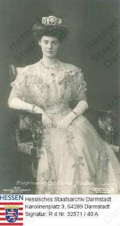 Cecilie Kronprinzessin v. Preußen geb. Prinzessin v. Mecklenburg-Schwerin (1886-1954) / Porträt, auf Sessel sitzend, Kniestück