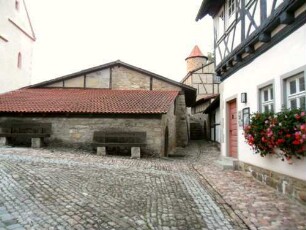 Kirchhof im Osten mit Gaden (Speicherschuppen - vorwiegend unterkellert) nach Norden in Übersicht