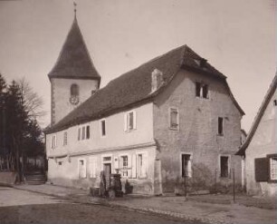 bei Annweiler. Bauernhaus mit Laufbrunnen und Kirche. Fronhof