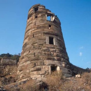 Andros, Antiker Marmorturm bei Agios Petros über der Westküste. 20 m Höhe, mehrgeschossig, 4. Jh. v. Chr.