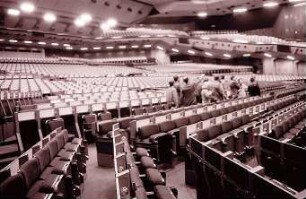 Berlin: ICC; Journalistengruppe Baden-Württemberg; Bühnensaal mit hochgeklapptem Auditorium