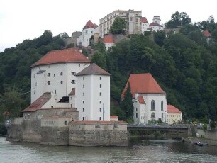 Passau - Festungsbauwerke : Veste Niederhaus (vorne) und Veste Oberhaus. Aufgenommen am 11. Juni 2011 in Passau