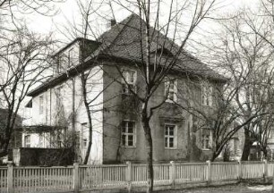 Dresden-Neustadt, Klarastraße 11. Villa (um 1910). Straßenansicht mit Einfriedung