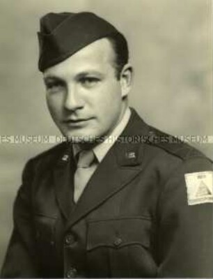 Porträt von Henry Ries in Uniform der US-amerikanischen Armee. Aufnäher "US War Corresponent"