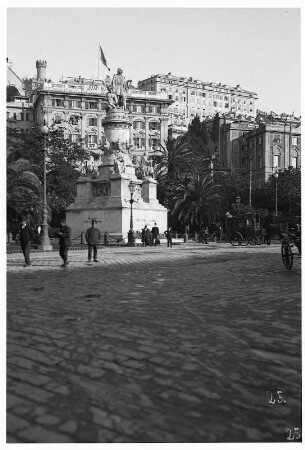 Genua. Touristen und Einheimische am Christopher-Columbus-Monument auf der Piazza Acquaverde