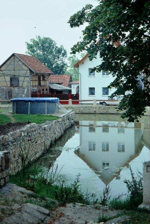Burggraben und Häuser