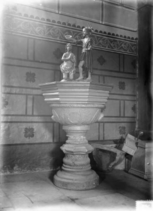 Taufstein mit Taufe Christi auf dem Deckel