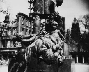 Szene aus dem sowjetischen Dokumentarfilm "Die Befreiung Dresdens": Sockel des Bismarckdenkmals