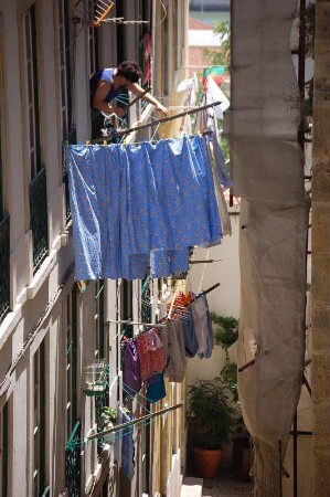 Lissabon, enge Gasse im Altstadtviertel Alfama