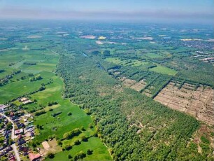 Nienwohld: Luftbild in Richtung Westen: Nienwohlder Moor: rechts Torfabbauflächen