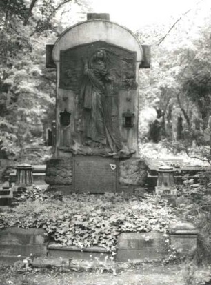 Grabmal für V. J. Rott : Myslbek, Josef Václav: Grabmal für V. J. Rott. Sandstein. Prag-Královské Vinohrady, Olšaner Friedhof