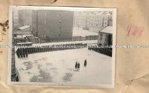 Aufmarsch von Angehörigen der Ordnungspolizei auf dem Kasernenhof