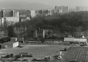 Dresden-Altstadt, Straßburger Platz. Ausstellungsgelände. Blick vom Hochhaus Grunaer Straße 26 gegen die Wohnhäuser an der Stübelallee, im Hintergrund der Borsberg