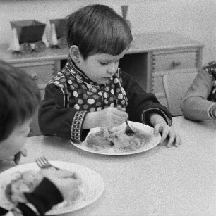 Dresden-Johannstadt, Elisenstraße. Kindergarten. Junge beim Mittagessen