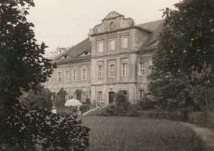 Stauchitz. Schloss : Stauchitz (Kreis Riesa). Schloss. Blick durch den Schlosspark