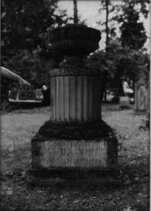Grabstein 1408 [Hahn S. 66 Grab-Nr. 1968/69]