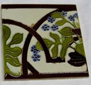 Fliese mit floralem Dekor