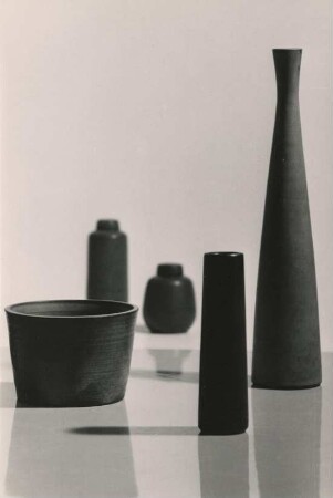 Vase Modell "Vg 201", Teedose Modell "Tg2" und "Tg3" sowie Gefäß Modell "62" von Heinz H. Engler