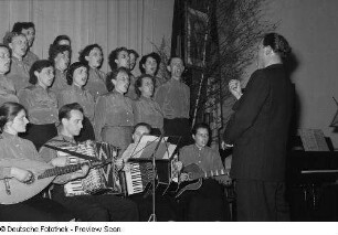 Musikalische Darbietung eines Chores während einer Kulturveranstaltung