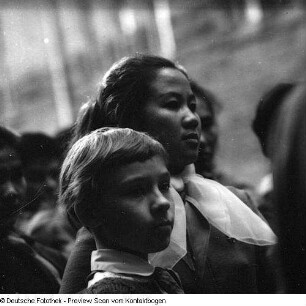 Dresden-Südvorstadt, Münchner Platz 3, Georg-Schumann-Bau der TU, Serie: "Solidarität mit Vietnam", Tanzensemble aus Südvietnam zu Besuch in der Mahn- und Gedenkstätte für die Opfer des Nationalsozialismus im Hinrichtungshof des ehemaligen Landgerichts. Kranzniederlegung am Gedenkstein für Georg Schumann