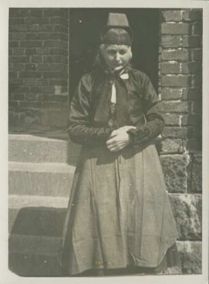Portrait einer Frau in Tracht