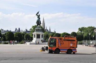 Wien - Heldenplatz : Eine Straßenkehrmaschine fährt über den Wiener Heldenplatz, vorbei am Reiterdenkmal für Erzherzog Karl. 2008