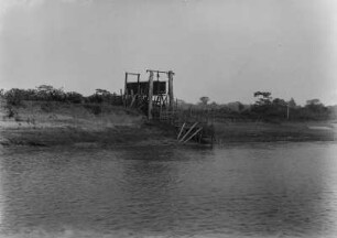 Am Ufer des Rio Parana : Baugestell (vielleicht eine kleine Werft?) am Ufer des Rio Parana.