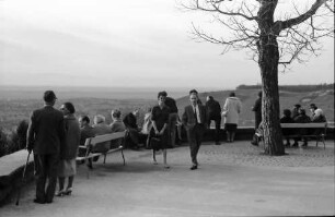 Badenweiler: Aussichtsterrasse am Rundweg im Park
